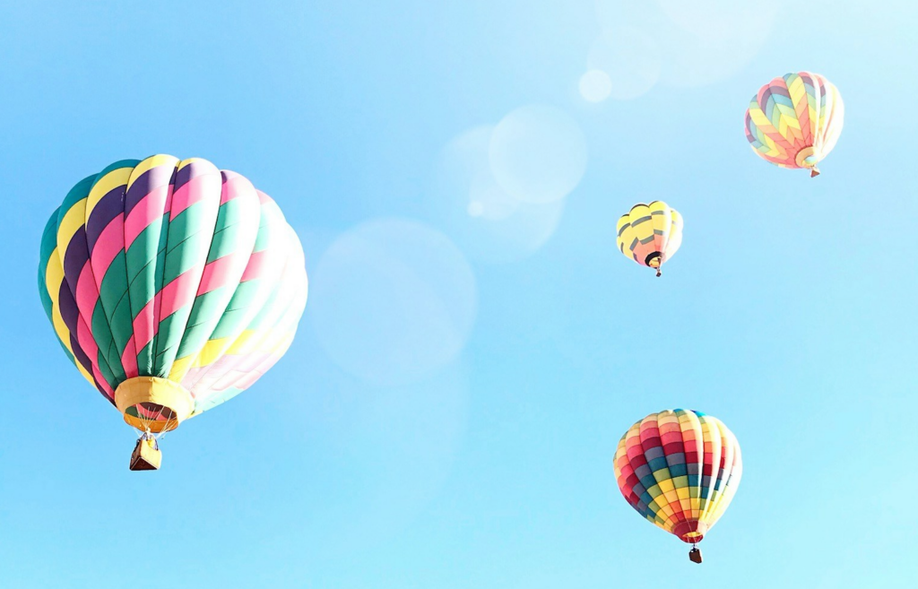 Fyra luftballonger i luften